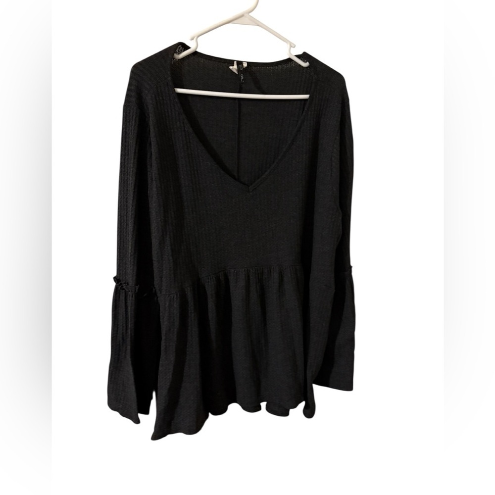 Adorable ruffle Glitzy Girlz Gray V-Neck Women's Tunic w/ ruffled sleeves. 3X!